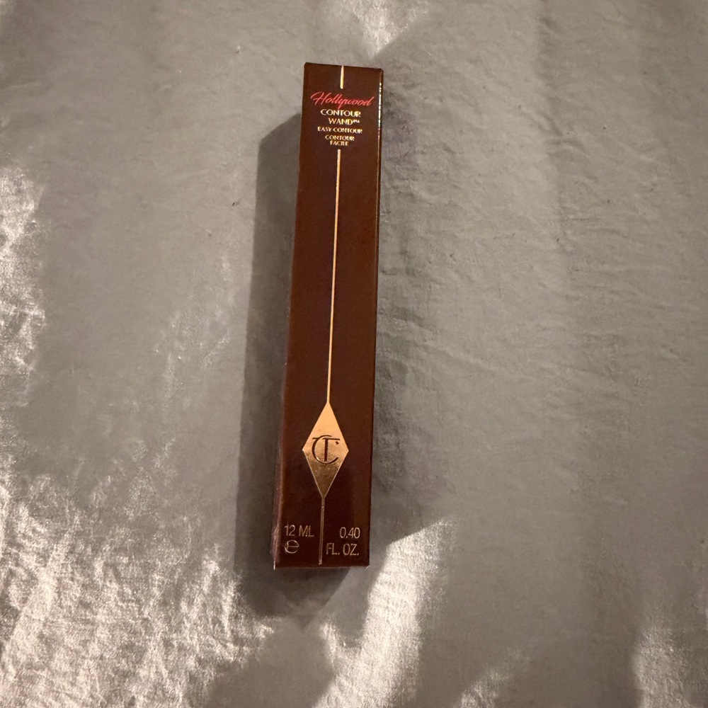 Charlotte Tilbury Fair-Medium Pale-Moven Box with Deep Burgundy Accents